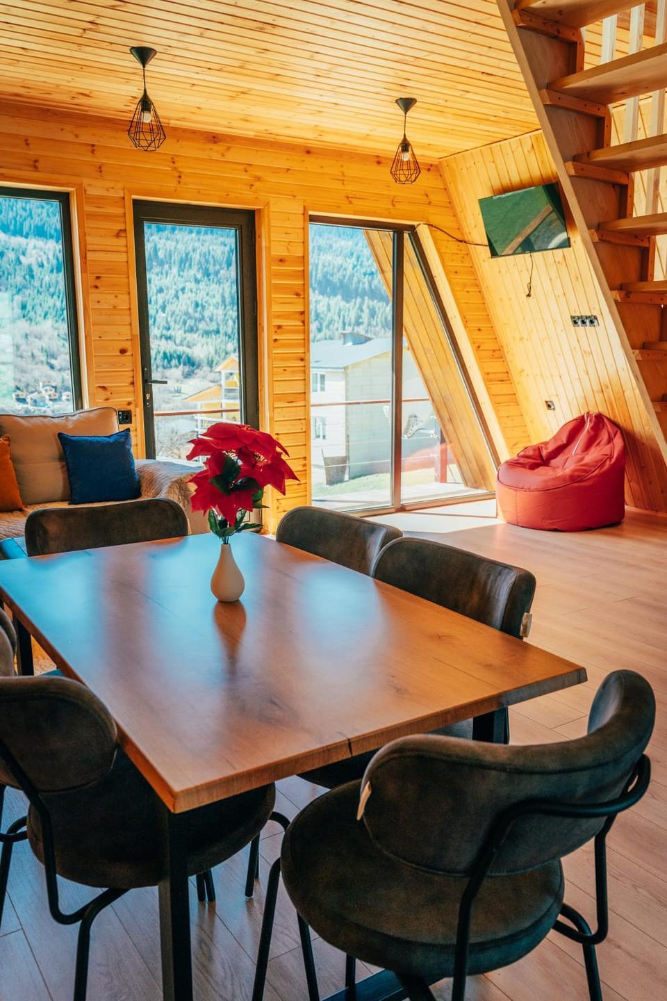 Communal lounge/ TV room, TV and multimedia, Living room, Seating area, Dining area, Evening entertainment