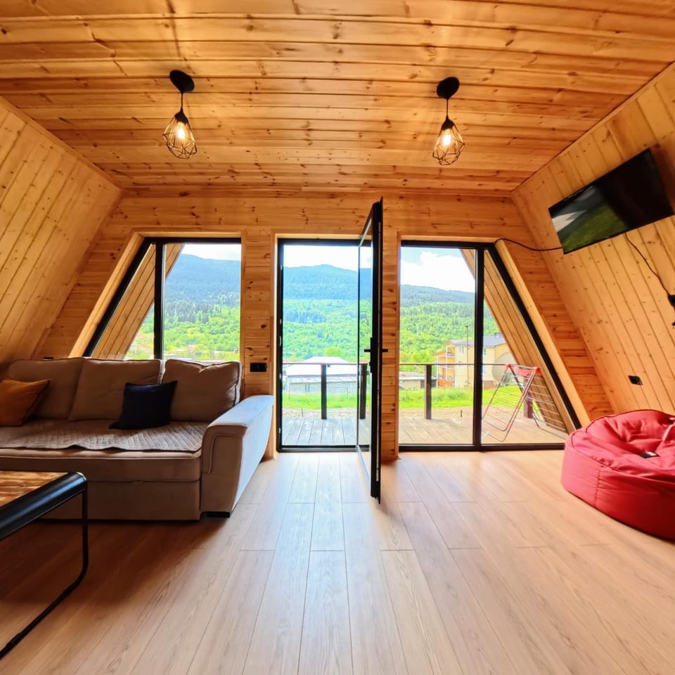 Bed, Natural landscape, TV and multimedia, View (from property/room), Balcony/Terrace, Living room, Photo of the whole room, Seating area, Mountain view, Entertainment, Family
