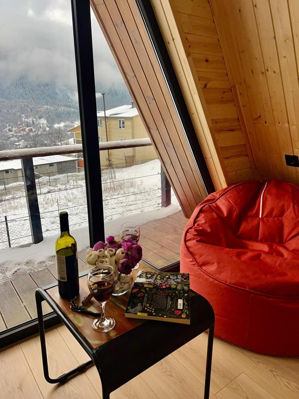 Natural landscape, View (from property/room), Balcony/Terrace, Living room, Food and drinks, Seating area, Dining area, Mountain view, Drinks, Alcoholic drinks