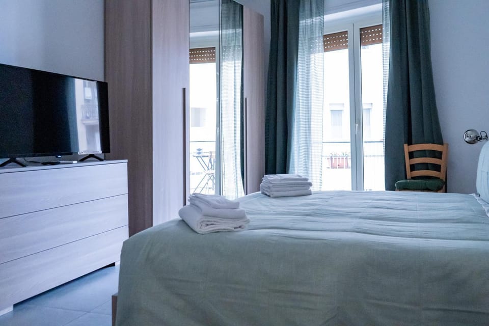 Bed, TV and multimedia, Photo of the whole room, Bedroom, towels