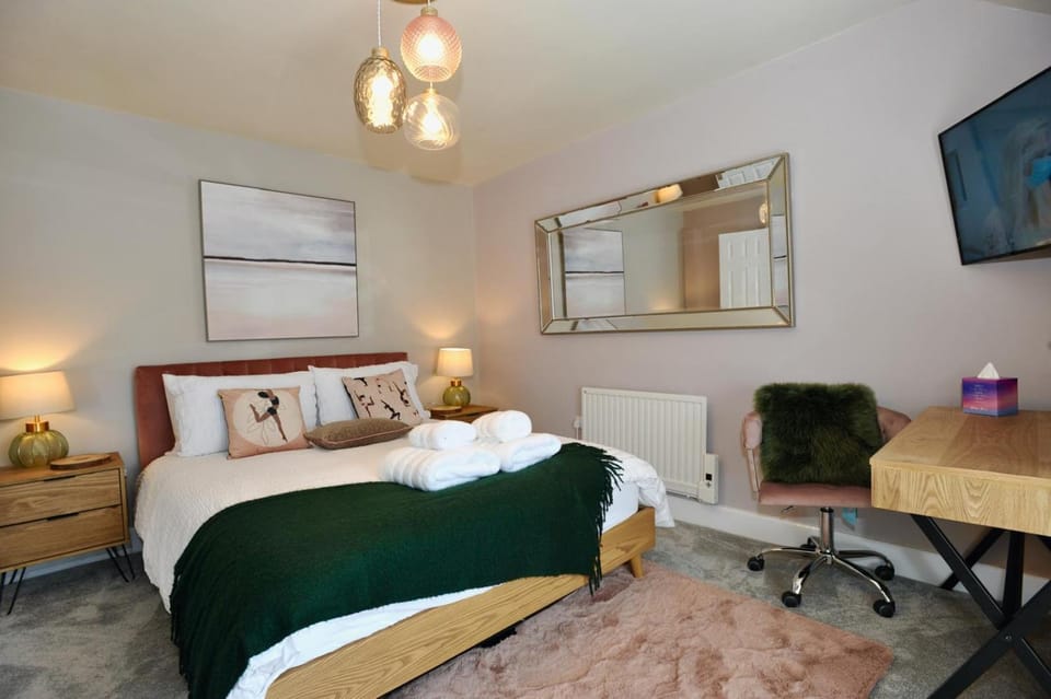 Bed, Photo of the whole room, Bedroom, towels