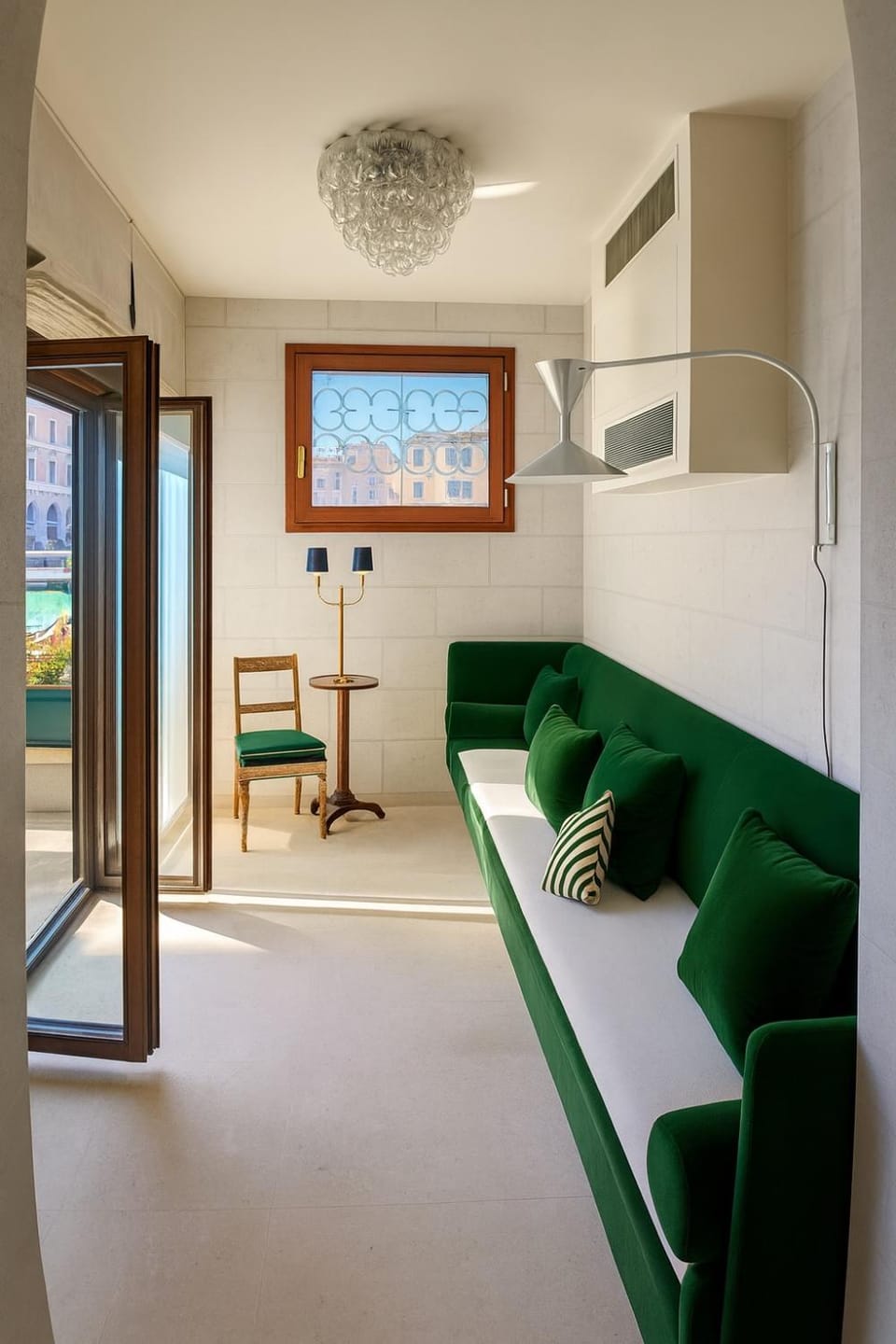 Living room, Photo of the whole room