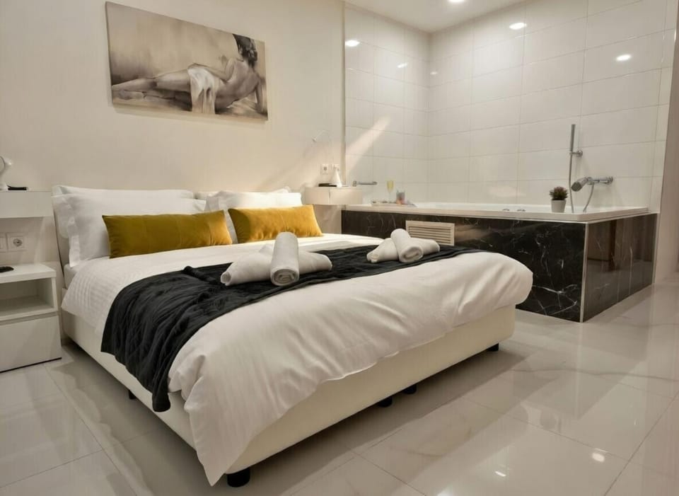 Bed, Hot Tub, Bedroom