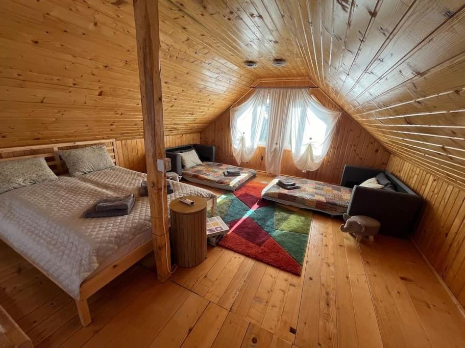 Căsuță la țară - liniște și viață rurală cotidiană House in Romania