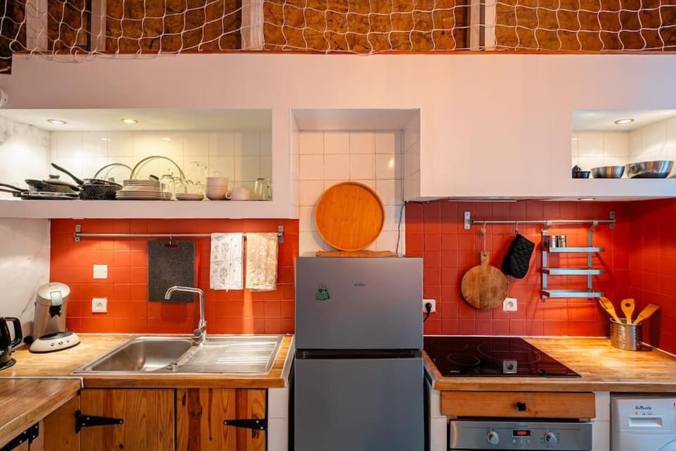 Coffee/tea facilities, Kitchen or kitchenette, oven, stove, toaster, washing machine, dryer