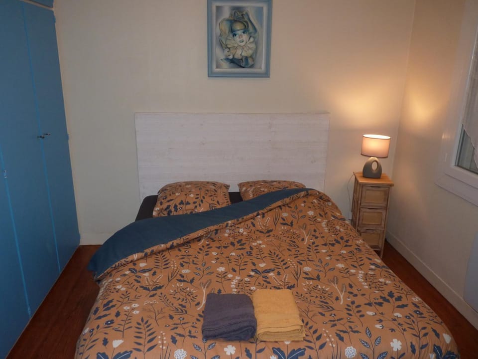 Bed, Bedroom, towels