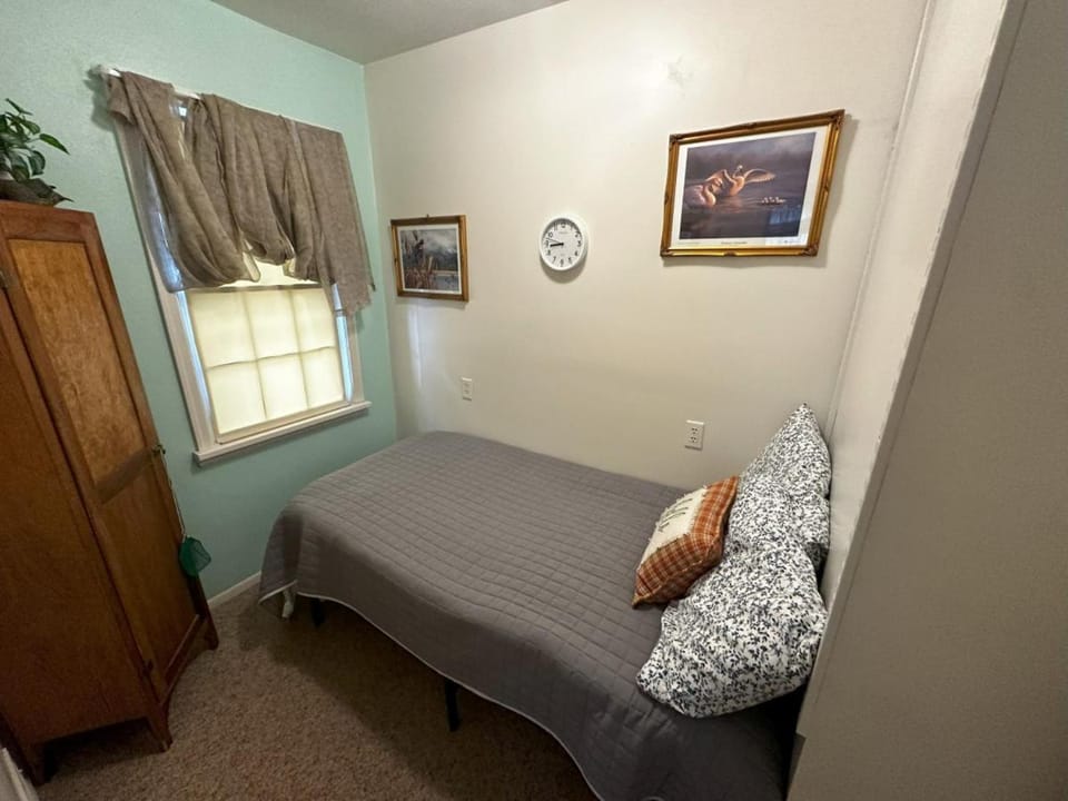 Barb's and Bo's Cozy Home with Office and Covered Parking House in Billings