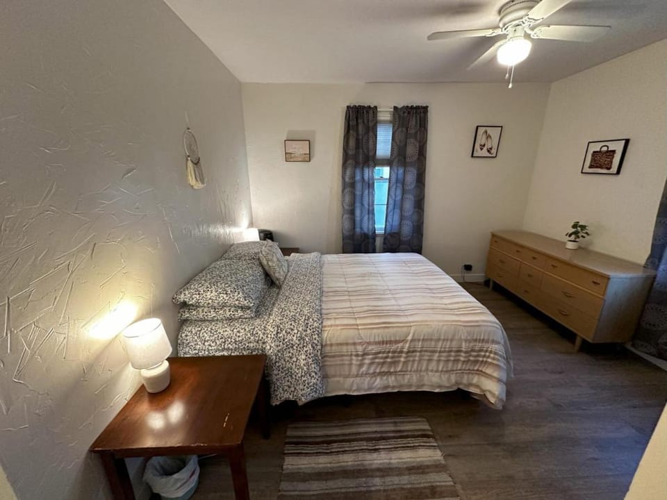 Barb's and Bo's Cozy Home with Office and Covered Parking House in Billings