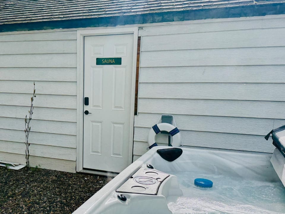 Hot Tub, Sauna, towels