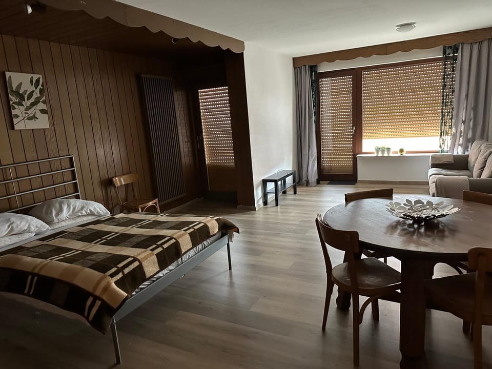 Bed, Seating area