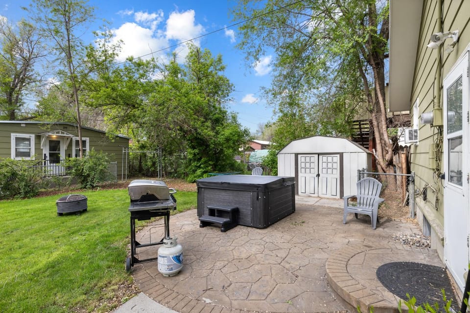 Property building, BBQ facilities, Hot Tub, Garden view