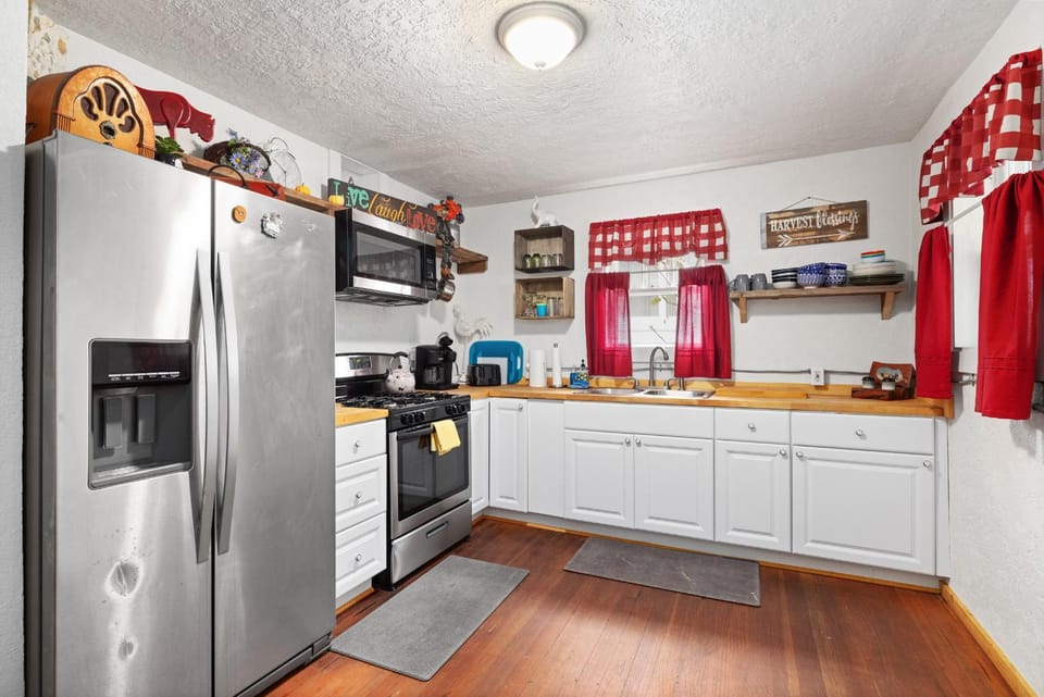 Kitchen or kitchenette, oven, pet friendly, stove