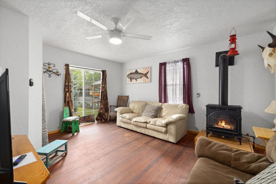 TV and multimedia, Living room, Seating area, fireplace