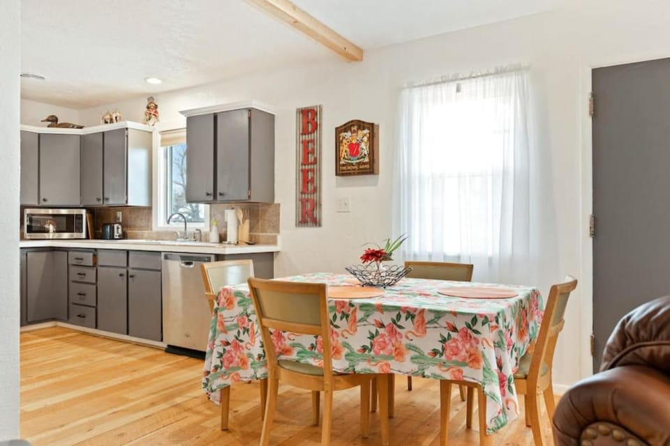 Bo360 Multi-Family Group Sanctuary with Hot tub House in Billings