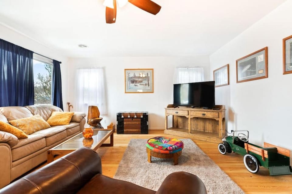 Bo360 Multi-Family Group Sanctuary with Hot tub House in Billings