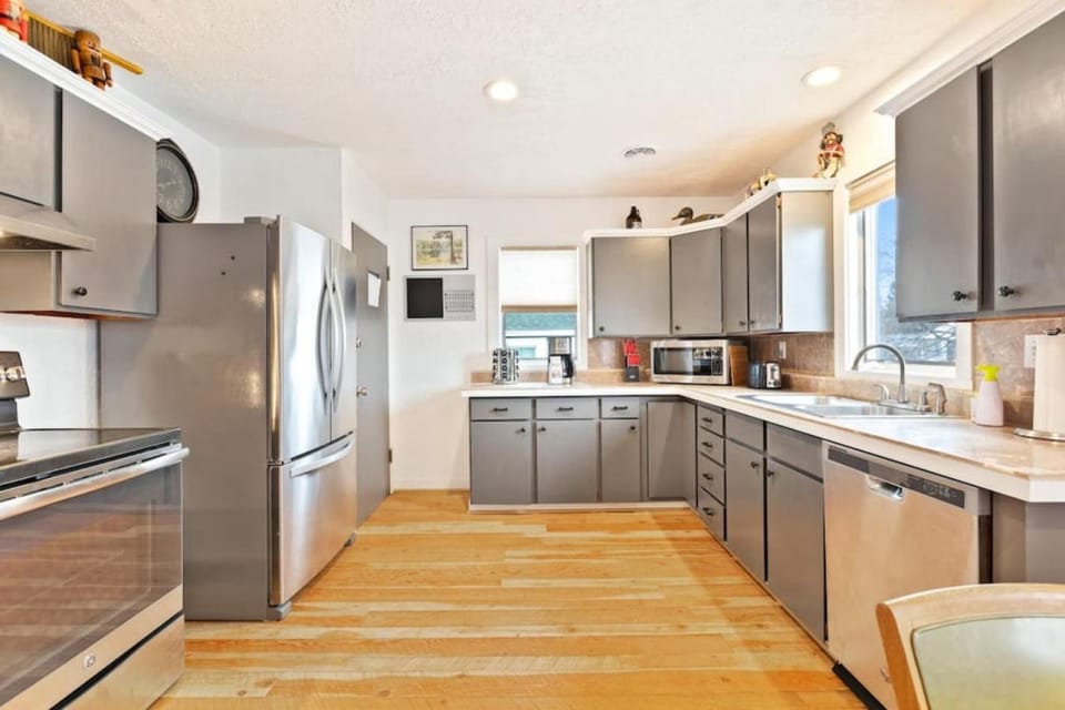 Bo360 Multi-Family Group Sanctuary with Hot tub House in Billings