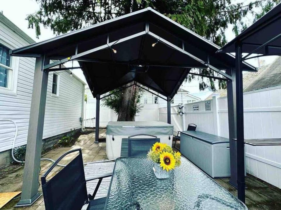 BoDekes N Tacoma Landing with HOT TUB near University Apartment in Tacoma