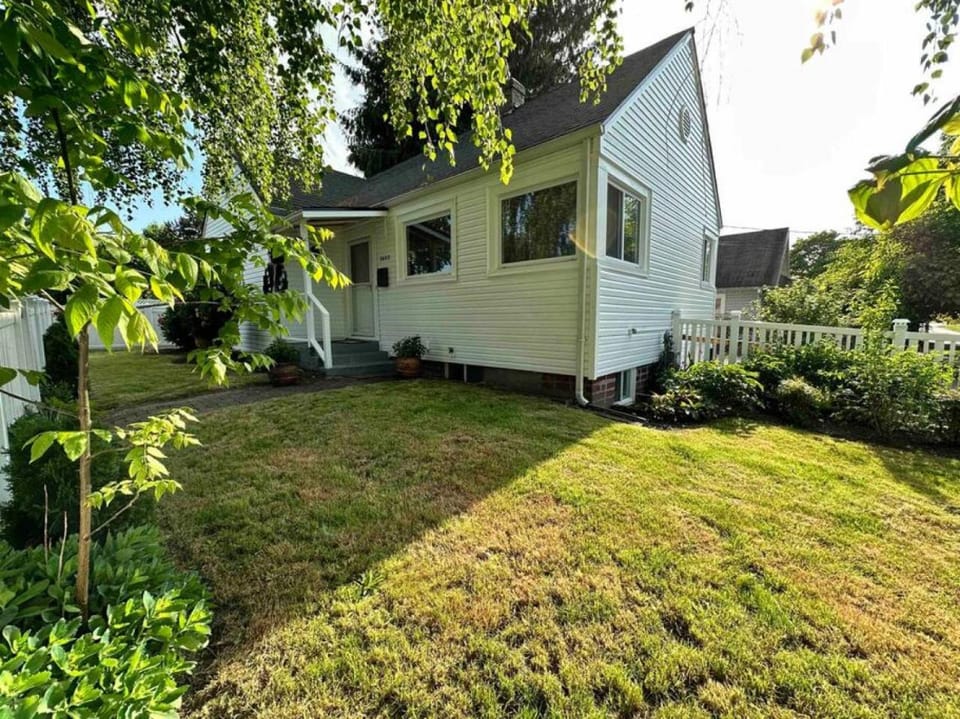 BoDekes N Tacoma Landing with HOT TUB near University Apartment in Tacoma