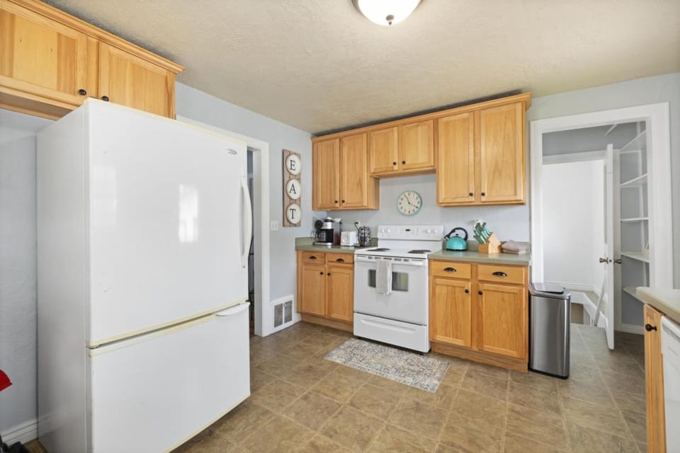 Bo360 White House with Fenced Yard House in Billings