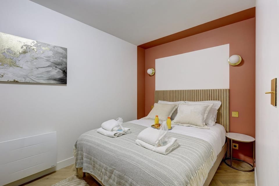 Bed, Photo of the whole room, Bedroom, towels
