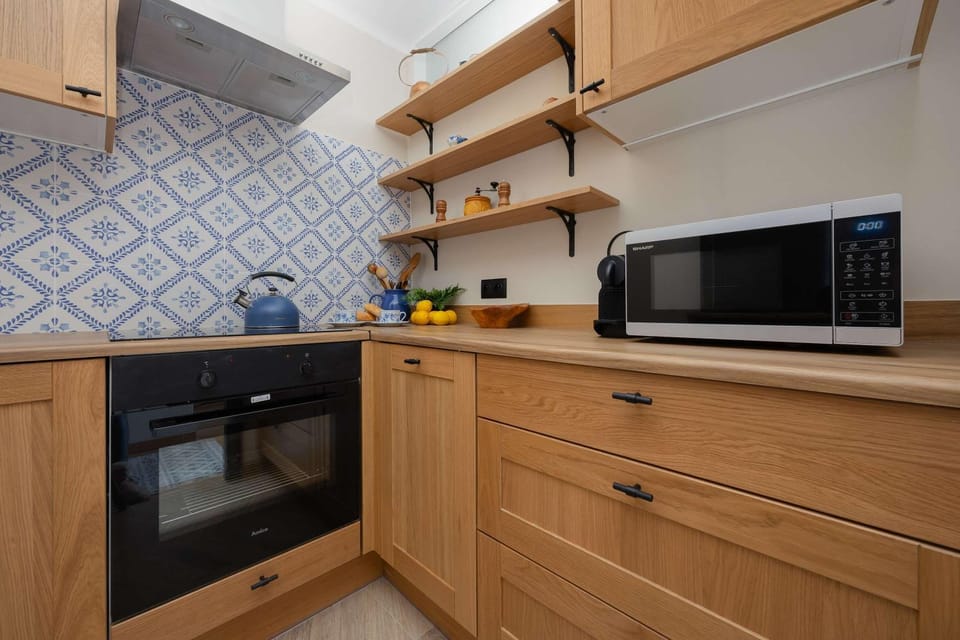 Kitchen or kitchenette, dishwasher, stove