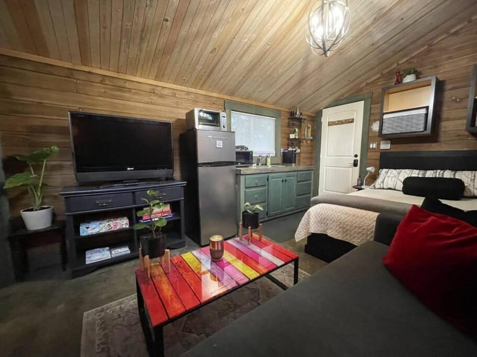 Cozy Cabana with Large Private Outdoor Hot Tub Chalet in Vancouver Island