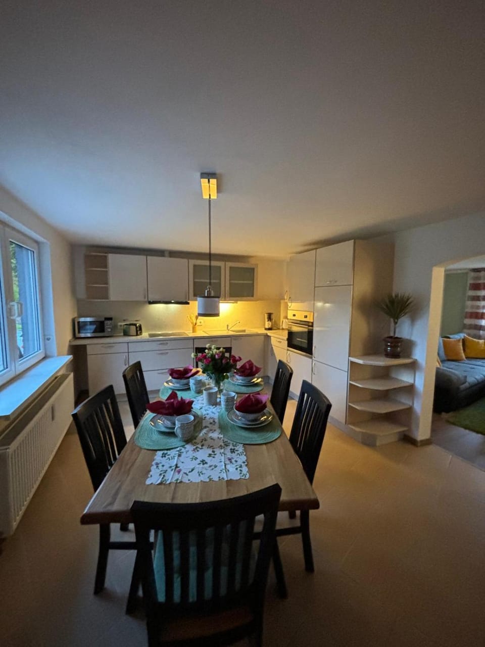 Kitchen or kitchenette, Food and drinks, Seating area, Dining area, Food, stove