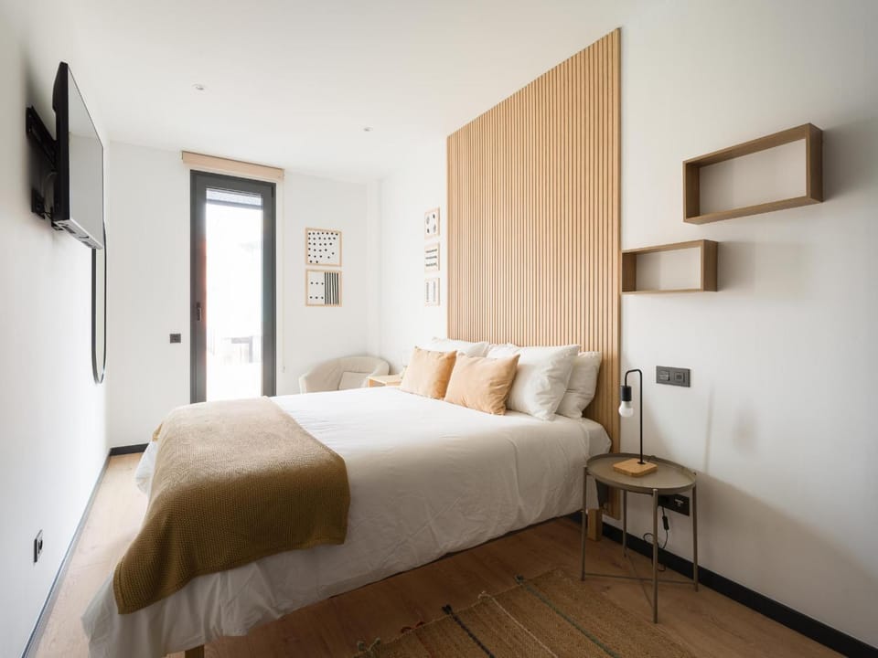 Bed, TV and multimedia, Bedroom