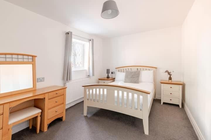 Spacious Riverside View Bungalow House in Oxford