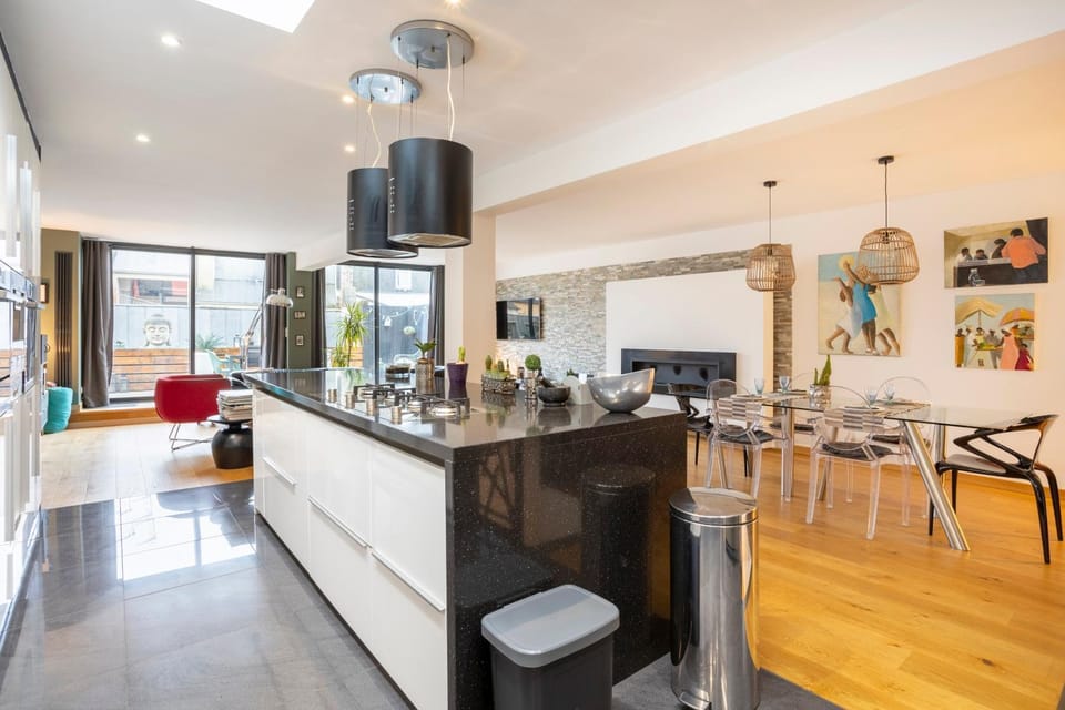 Property building, Kitchen or kitchenette, Living room