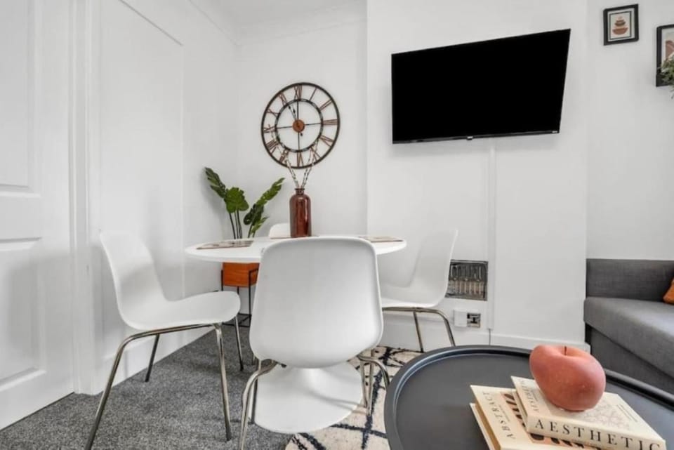 Communal lounge/ TV room, TV and multimedia, Living room, Seating area, Dining area, Evening entertainment