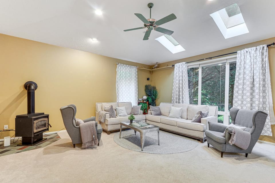 Spacious Portland Area Home with Fenced Yard House in Tanasbourne