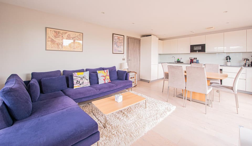 Modern 2 Bed Flat in Battersea Close to Transport Apartment in London