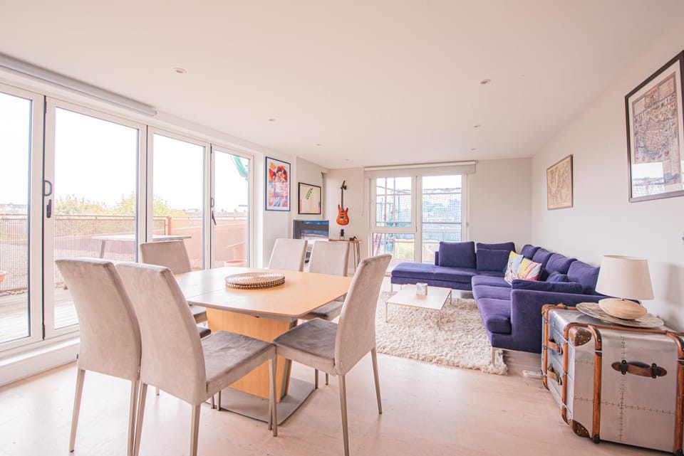 Modern 2 Bed Flat in Battersea Close to Transport Apartment in London