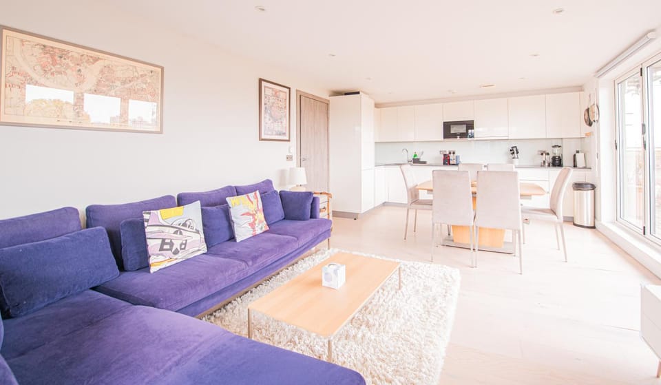 Modern 2 Bed Flat in Battersea Close to Transport Apartment in London