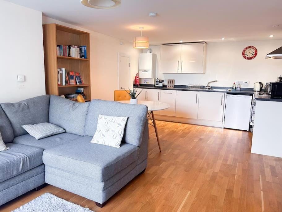 Waterside apartment, central Falmouth, Vi-spring king bed, gated parking Apartment in England