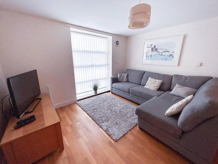 Waterside apartment, central Falmouth, Vi-spring king bed, gated parking Apartment in England