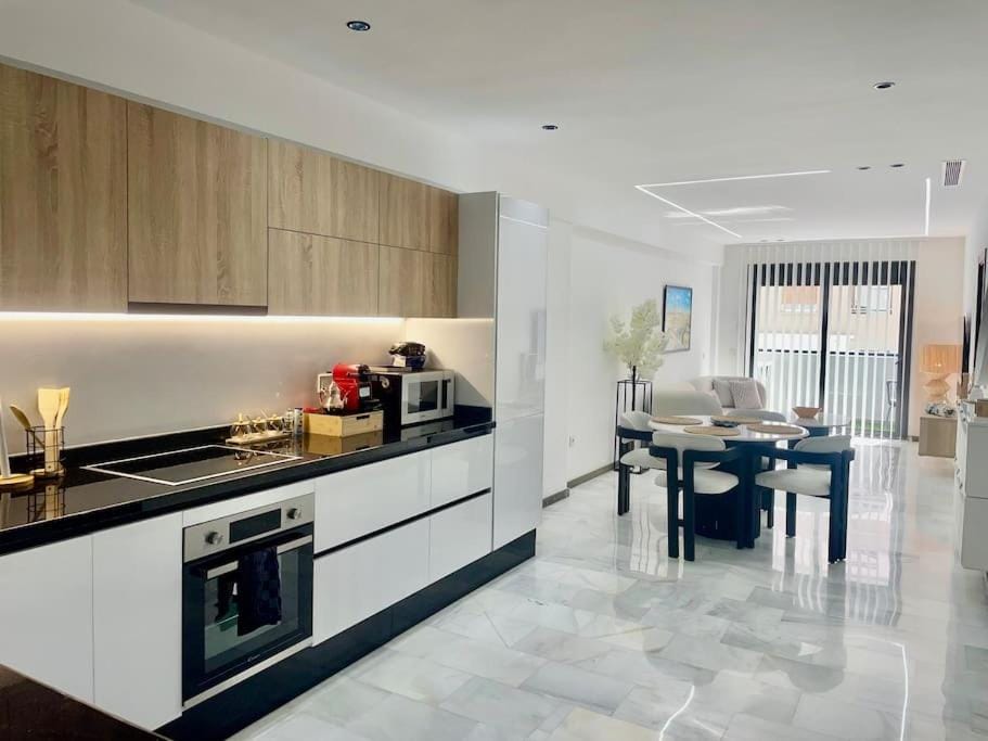 Kitchen or kitchenette, Dining area, stove