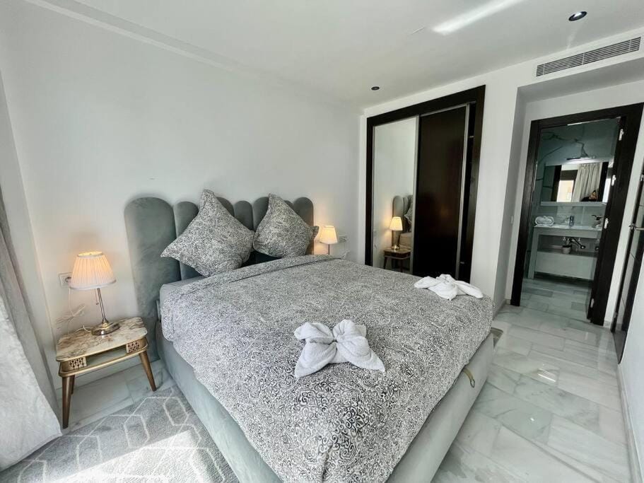 Bed, Photo of the whole room, Bedroom, towels