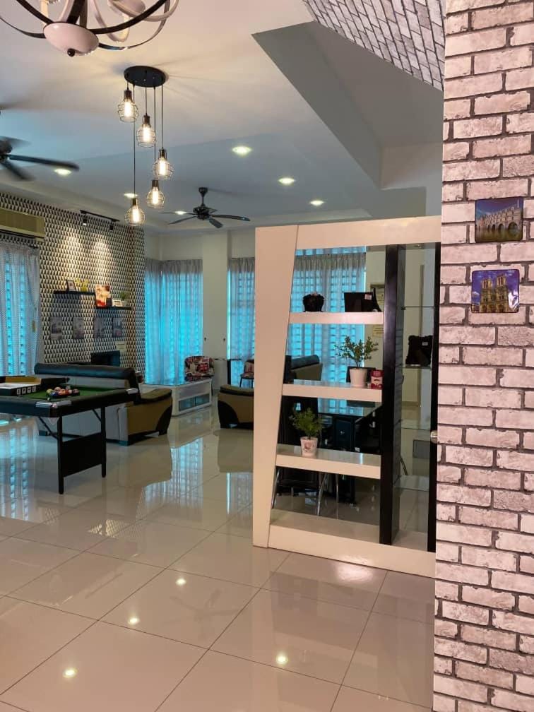 16Lumut 9minTelukBatik - 15Pax 4BR4Bath Karaoke Snooker Kid Pool BBQ House in Perak