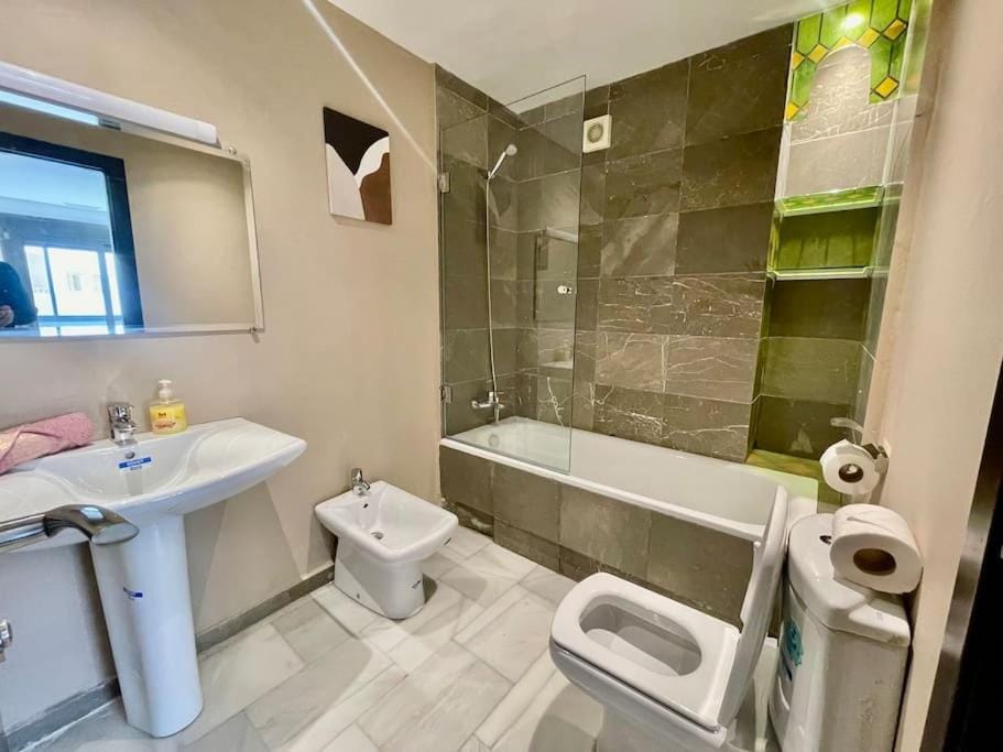 Toilet, Bathroom, Bath, bidet, towels