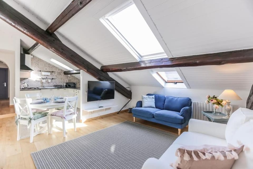 Sunny 2BR Penthouse Near Milano Centrale House in Milan