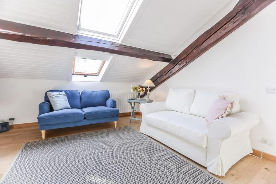 Sunny 2BR Penthouse Near Milano Centrale House in Milan