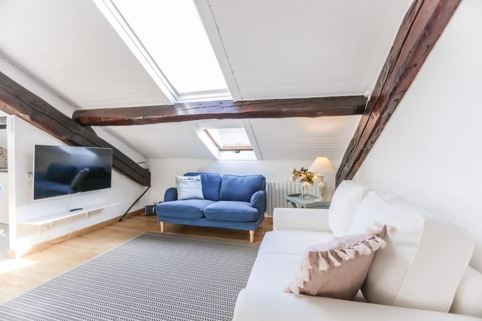 Sunny 2BR Penthouse Near Milano Centrale House in Milan