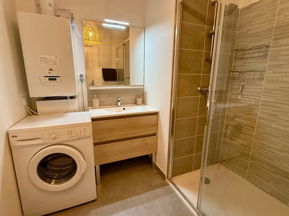 Shower, Bathroom, internet, towels, washing machine