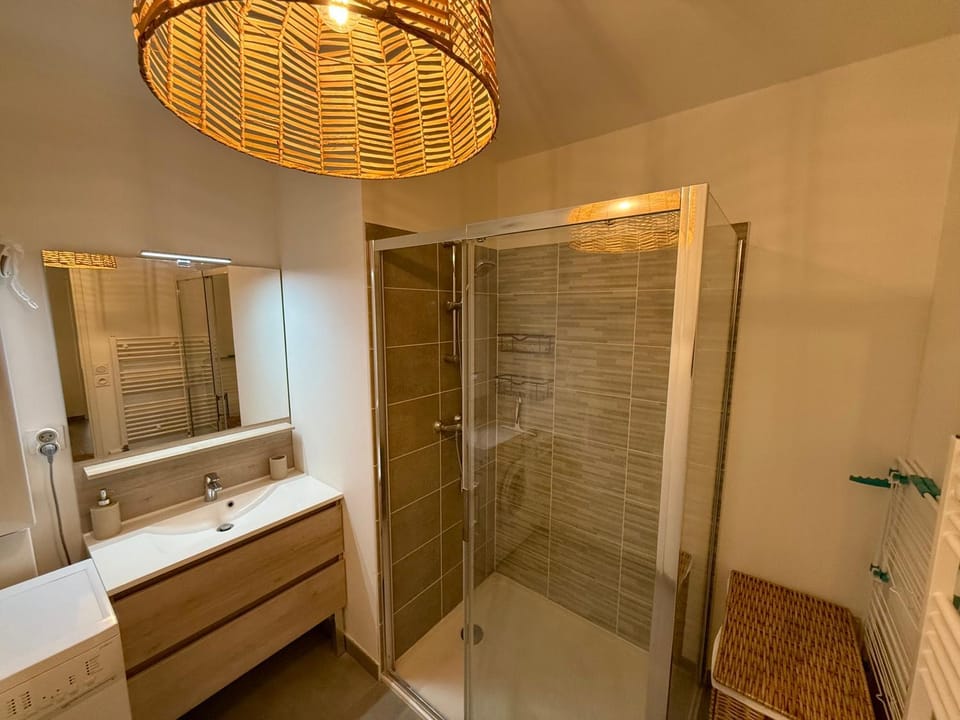 Shower, Bathroom, heating, internet, towels