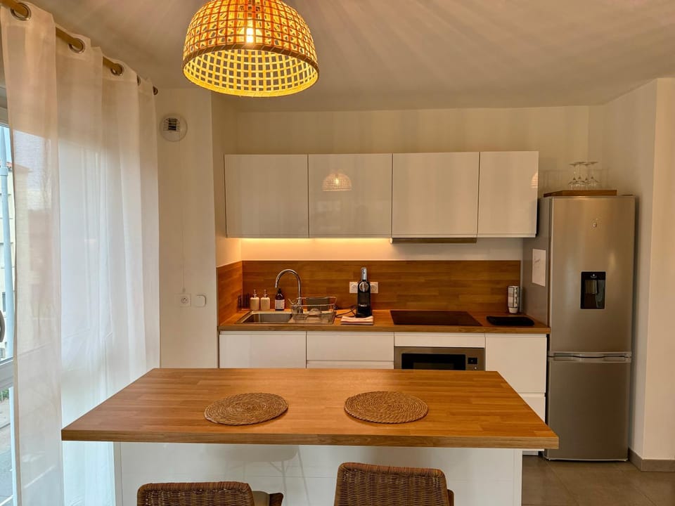 Coffee/tea facilities, Kitchen or kitchenette, Dining area, internet, microwave, minibar, oven, stove