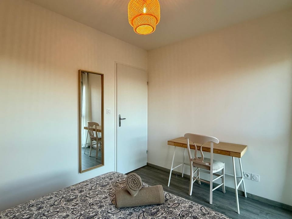 Bed, Photo of the whole room, Seating area, Bedroom, internet