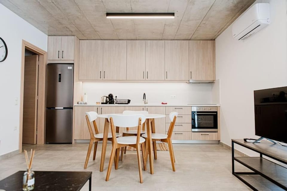 TV and multimedia, Kitchen or kitchenette, Dining area, oven, stove