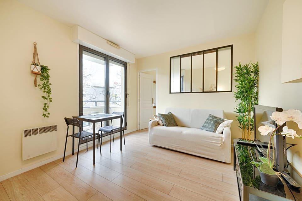Living room, Seating area, Dining area, internet